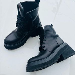 Marsèll
lug-sole ankle boots